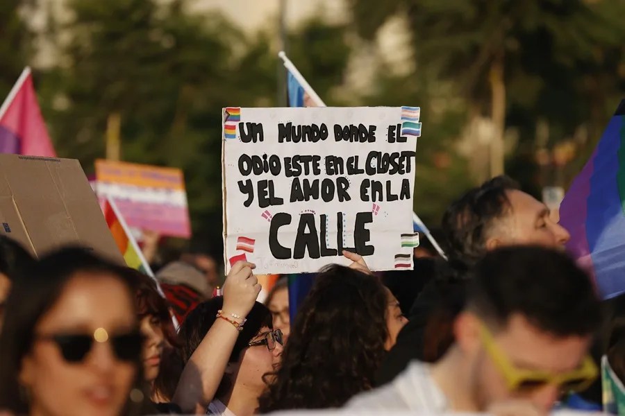 Una persona sostiene un cartel durante una manifestación