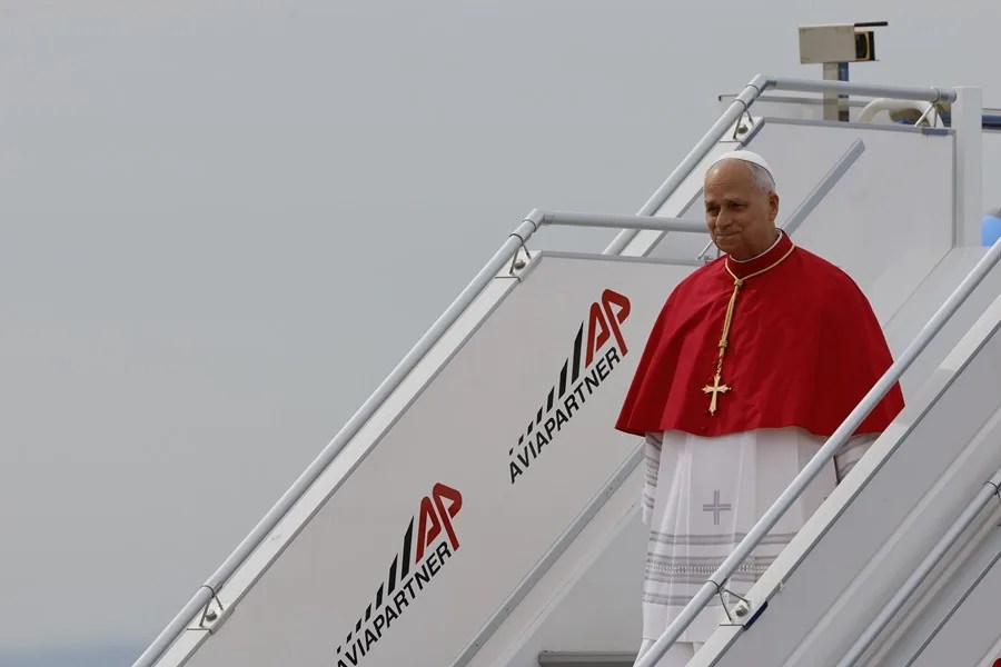 El papa León XIV baja la escalera del avión de ITA Airways en el que ha viajado a su llegada al aeropuerto de Adolfo Suárez Madrid-Barajas