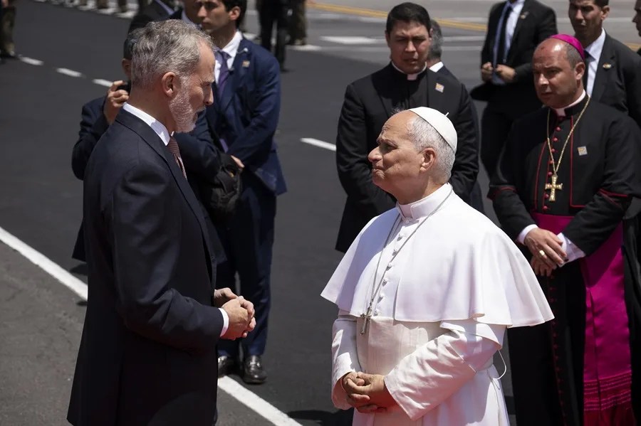 El rey Felipe VI y el papa León XIV este viernes en el aeropuerto Tenerife Norte.