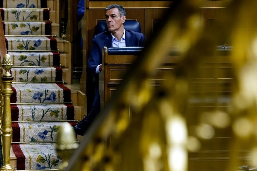 El presidente del Gobierno, Pedro Sánchez escucha las intervenciones de la oposición