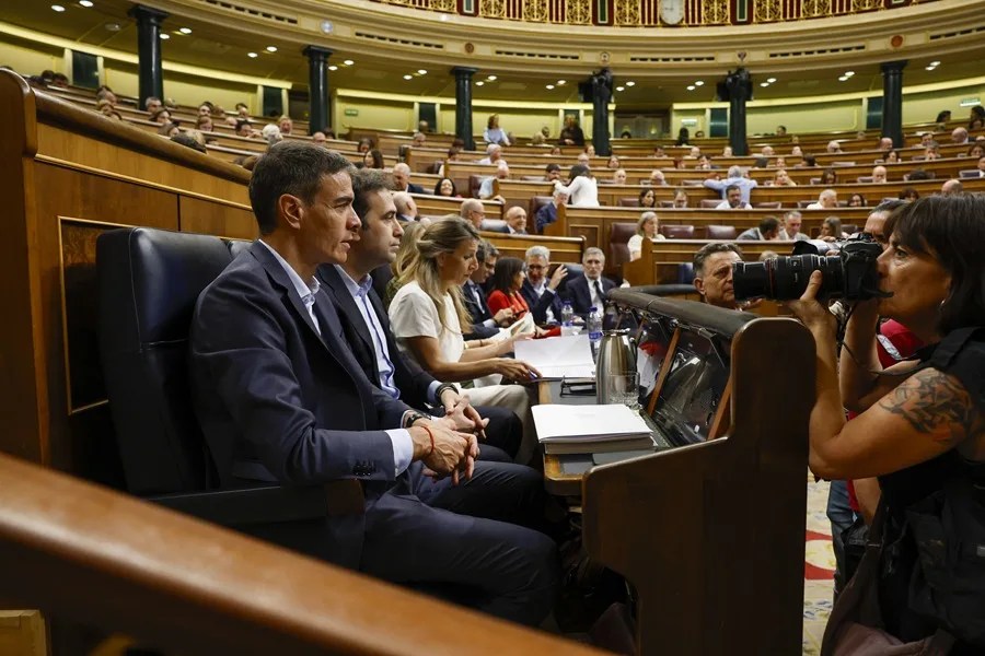 El presidente del Gobierno, Pedro Sánchez (i)