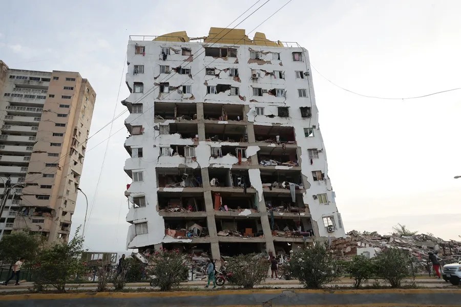 Vista de uno de los bloques de viviendas dañados por los terremotos, en la localidad de Catia La Mar, en el estado costero de La Guaira (Venezuela) este jueves.