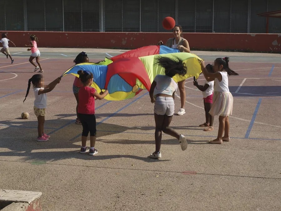 Niños juegan en el patio de un colegio.