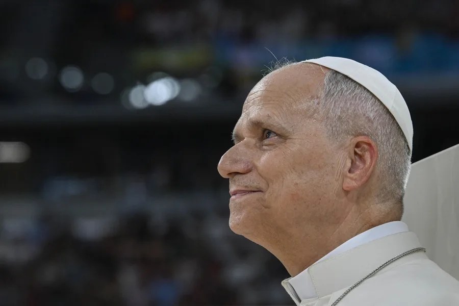 El Papa León XIV durante una reunión con la comunidad diocesana en el estadio Santiago Bernabéu.