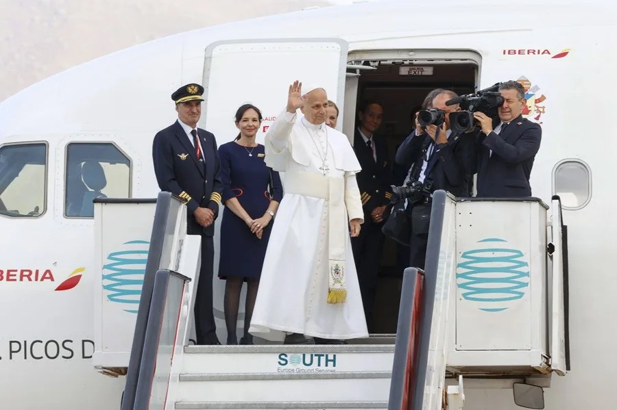 El papa ha despegado a las 08.51 horas en un avión de Iberia desde la Base Aérea de Gando