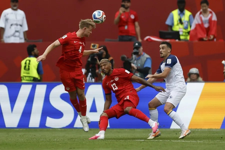 A Canadá le sobran ganas pero le falta fútbol ante Bosnia y Herzegovina