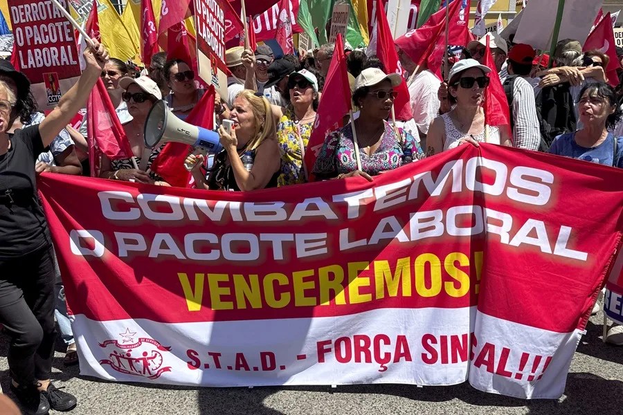 Centenares de personas se manifestaron este jueves frente al Parlamento de Portugal