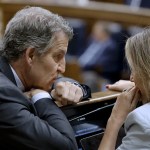El líder del Partido Popular, Alberto Núñez-Feijóo (i), conversa con la diputada Cuca Gamarra (d)