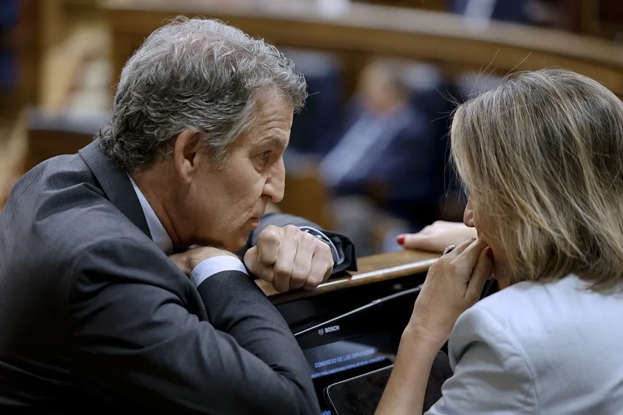 El líder del Partido Popular, Alberto Núñez-Feijóo (i), conversa con la diputada Cuca Gamarra (d)