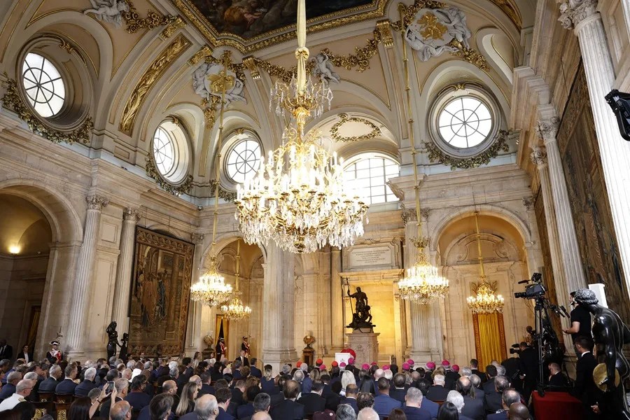 El papa León XIV pronuncia un discurso en el Salón de las Columnas