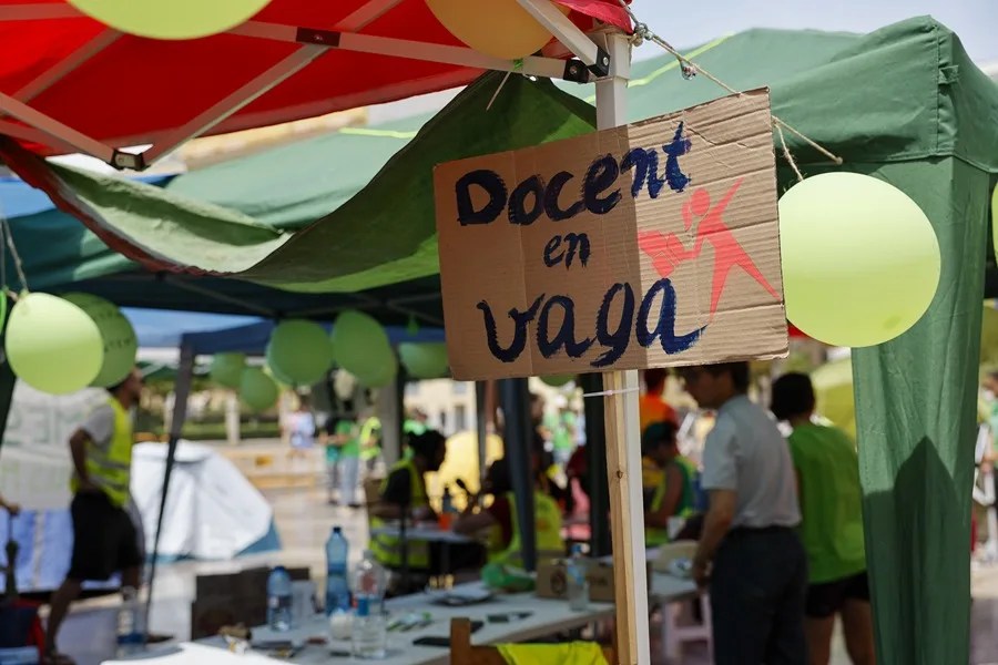 Detalle de la acampada de docentes en la plaza de la Virgen de València