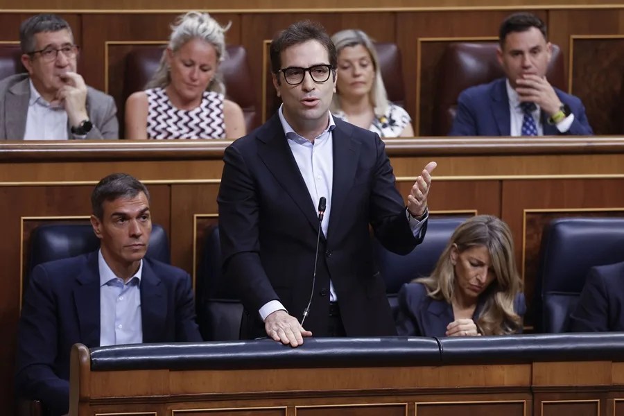 El vicepresidente primero y ministro de Economía, Carlos Cuerpo, interviene durante el pleno del Congreso.