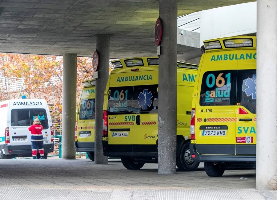 Ambulancias en la entrada de urgencias del Hospital Clínico Universitario Lozano Blesa de Zaragoza.