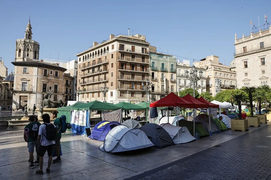 La acampada indefinida de profesores, que ha cumplido su cuarta noche en la plaza de la Virgen de València