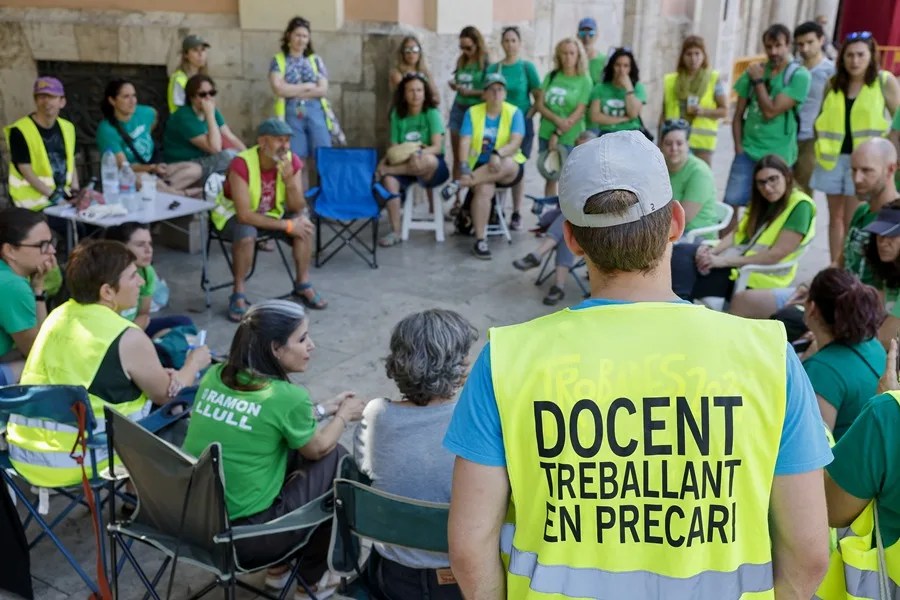 Vista general de la asamblea de equipos directivos realizada en la acampada de profesores en el centro de València