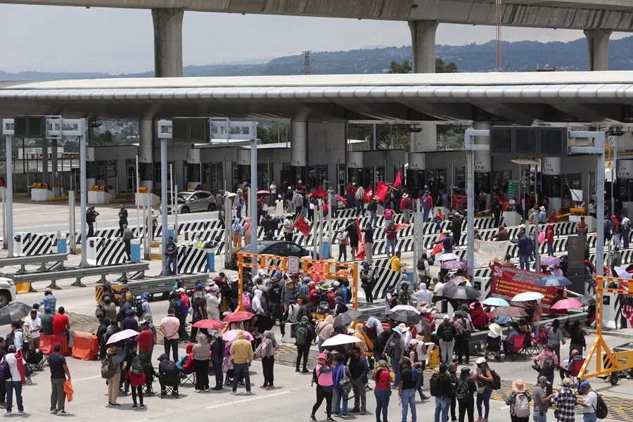 Docentes tratan de llevar su protesta al Estadio Ciudad de México a dos días del Mundial