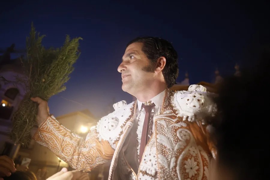 El diestro Morante de la Puebla sale a hombros tras el festejo taurino de la fiesta del Corpus Christi