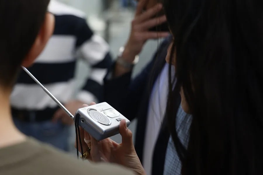Una mujer escucha la radio