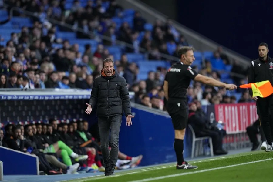 El entrenador del Espanyol, Luis Miguel Ramis (i),