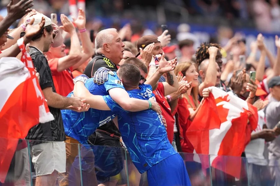 Maxime Crepeau (c) de Canadá celebra este domingo, en un partido por los dieciseisavos de final del Mundial de la FIFA 2026