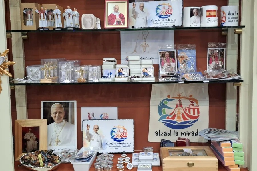 Recuerdos del papa León XIV a la venta en una tienda de productos religiosos