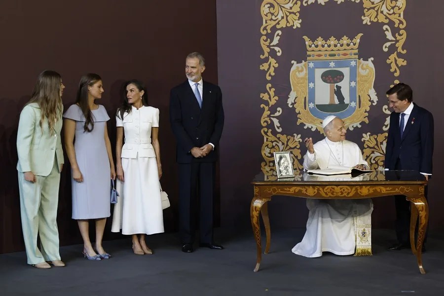 El papa León XIV (2d) firma en el libro de invitados