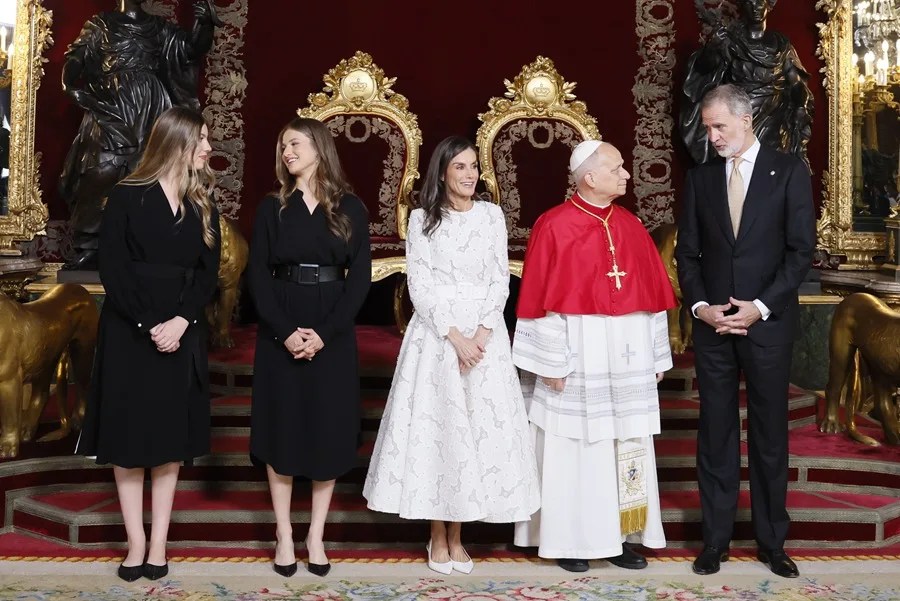 El papa León XIV acompañado de los reyes Felipe y Letizia, la princesa Leonor y la infanta Sofía en el Salón del Trono del Palacio Real
