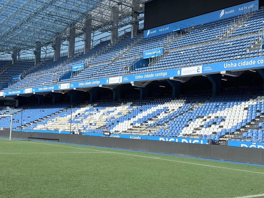 Vista del césped del Estadio Riazor.