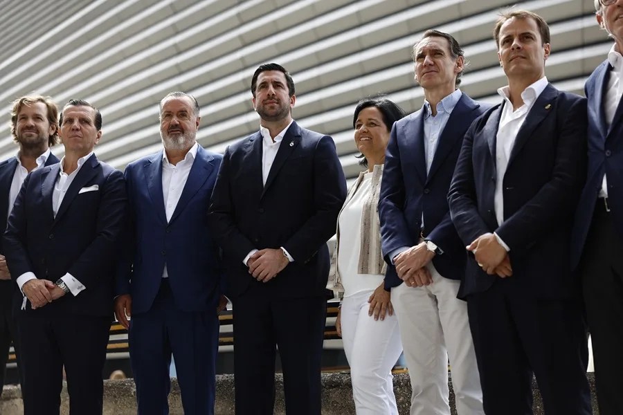 Enrique Riquelme (c), candidato a la presidencia del Real Madrid, tras la rueda d prensa que ofreció este sábado.