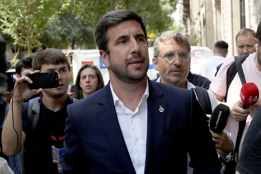 El candidato a la presidencia del Real Madrid, Enrique Riquelme, atiende a los medios tras una reunión con socios del Real Madrid en Bracelona