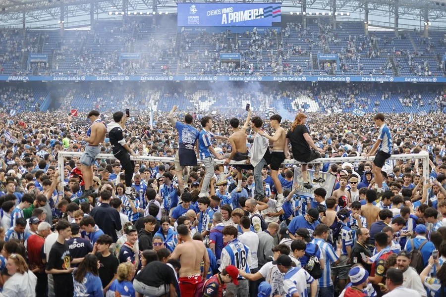Aficionados del Deportivo de la Coruña celebran el ascenso del equipo a la Liga EA Sports