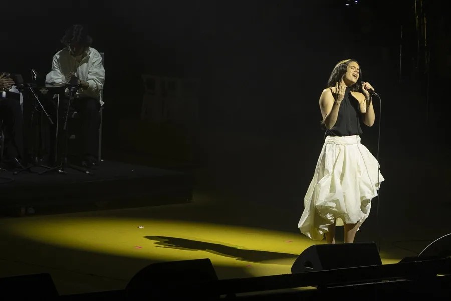 Rosalía, durante un concierto