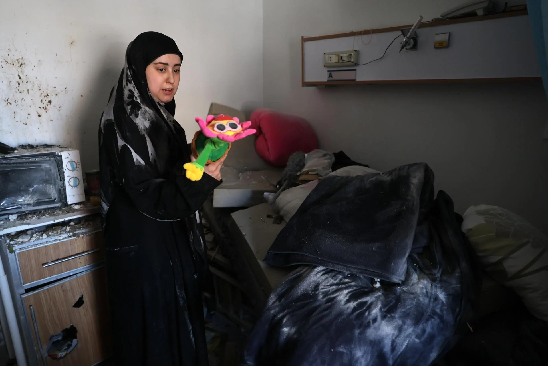 A woman inspects the damage in Jabal Amel Hospital a day after an Israeli air strike that targeted buildings in front of the hospital in Tyre, Lebanon, 02 June 2026. EFE-EPA/WAEL HAMZEH
