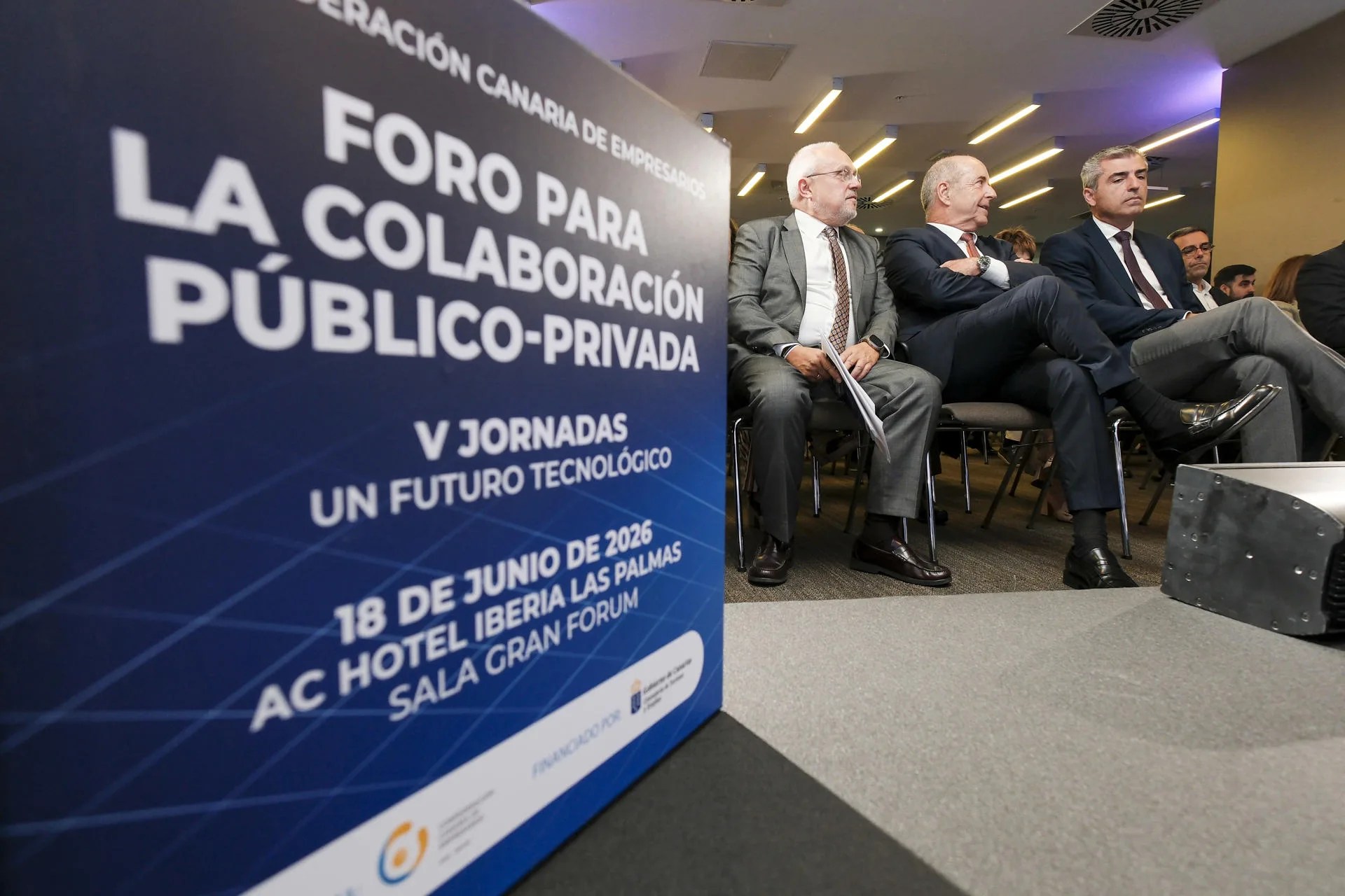El vicepresidente del Gobierno de Canarias, Manuel Domínguez (d), y el presidente de la Confederación Canaria de Empresarios, Pedro Ortega (c), inauguraron este jueves una jornada sobre colaboración público-primada. EFE/ Angel Medina G.