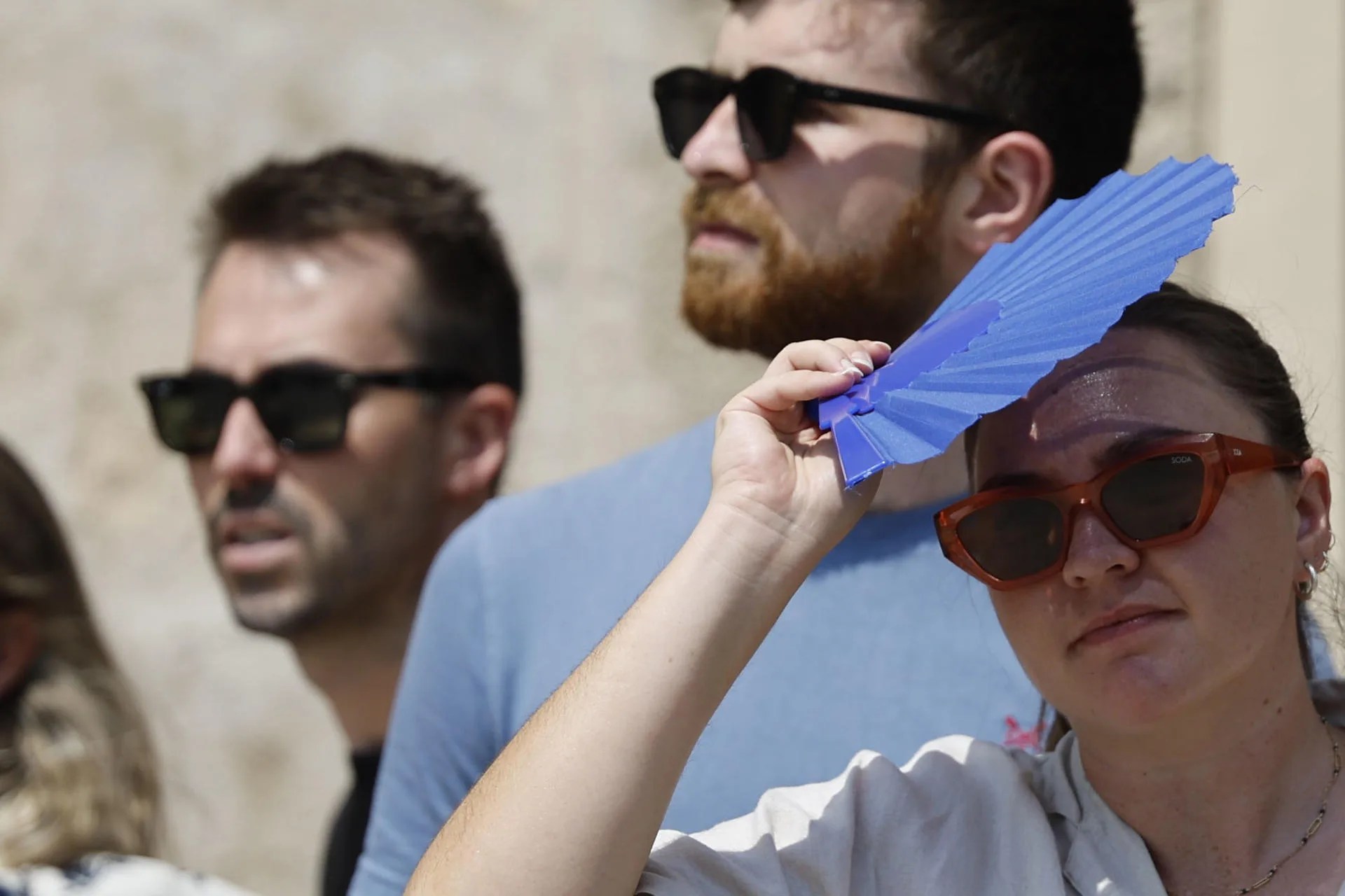 Una mujer se protege del sol en un día de calor en València-EFE/ Ana Escobar

