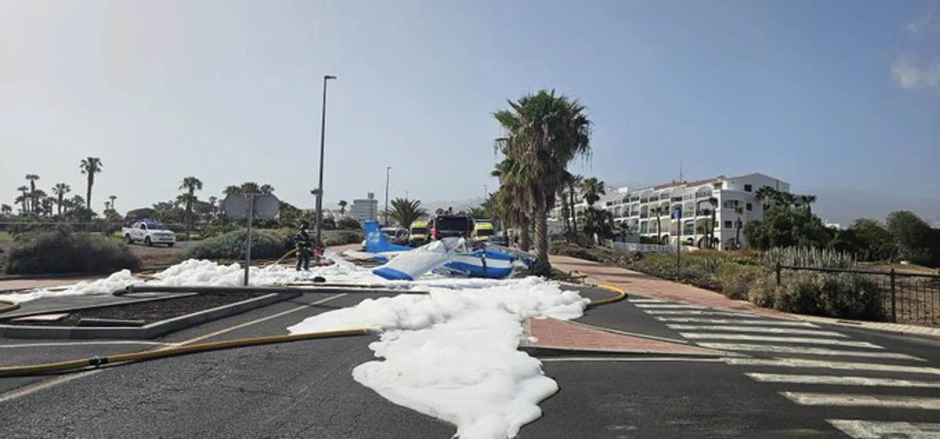 SOLO USO EDITORIAL.- Imagen de una avioneta que ha realizado un aterrizaje de emergencia en una calle del municipio tinerfeño de San Miguel de Abona. Sus dos ocupantes han salido por sus propios medios y no presentan heridas que revistan gravedad. 112 CANARIAS