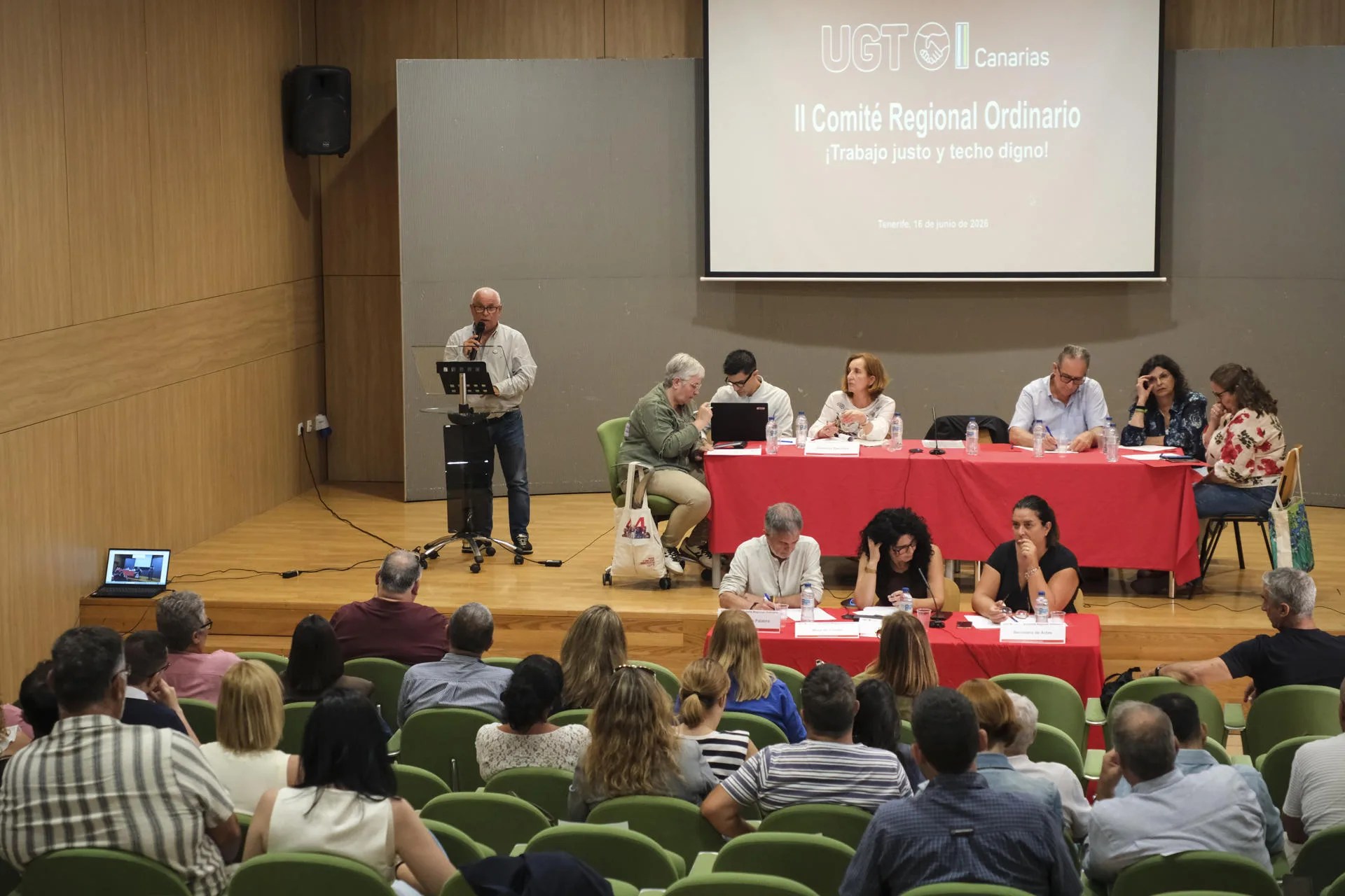 El secretario general de UGT Canarias, Manuel Navarro (i), durante su intervención este martes en el II Comité Regional del sindicato, donde han abordado los principales asuntos que centran la actualidad del Archipiélago, entre ellos la situación política, económica, social y de la vivienda. EFE/Alberto Valdés
