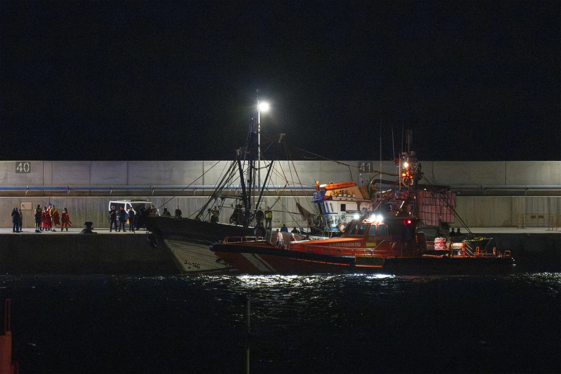 Llegada al puerto de Arrecife, esta madrugada, de la Salvamar Al Nair, de Salvamento Marítimo, que ha rescatado este domingo a 100 kilómetros (unas 54 millas naúticas) de la isla canaria de Lanzarote a doce hombres a bordo de un pesquero supuestamente robado en Agadir (Marruecos) que se había quedado a la deriva por una avería. EFE/ Adriel Perdomo