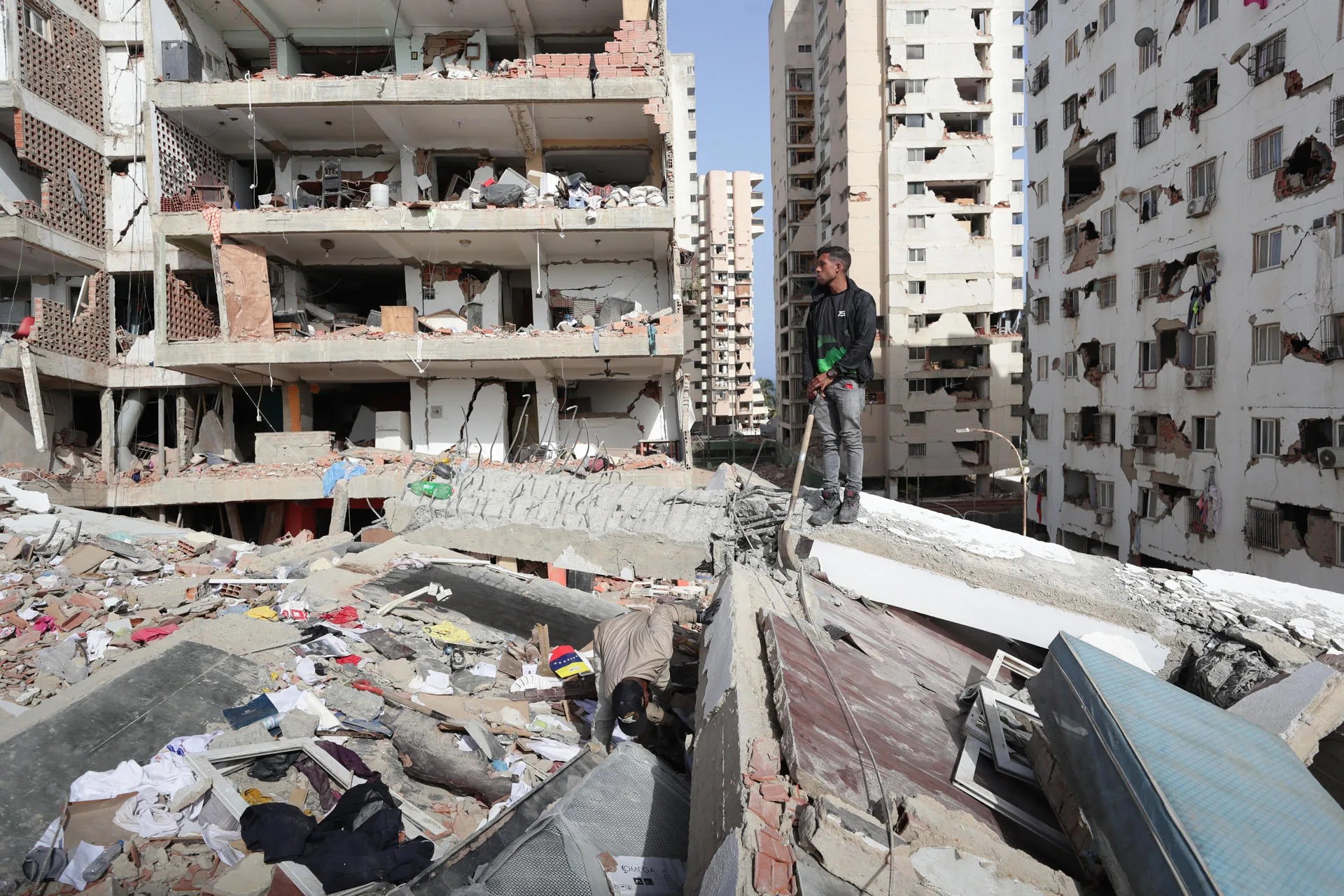 A man looks out over a building damaged by an earthquake in La Guaira, Venezuela, 26 June 2026. EFE/ Ronald Pena R
