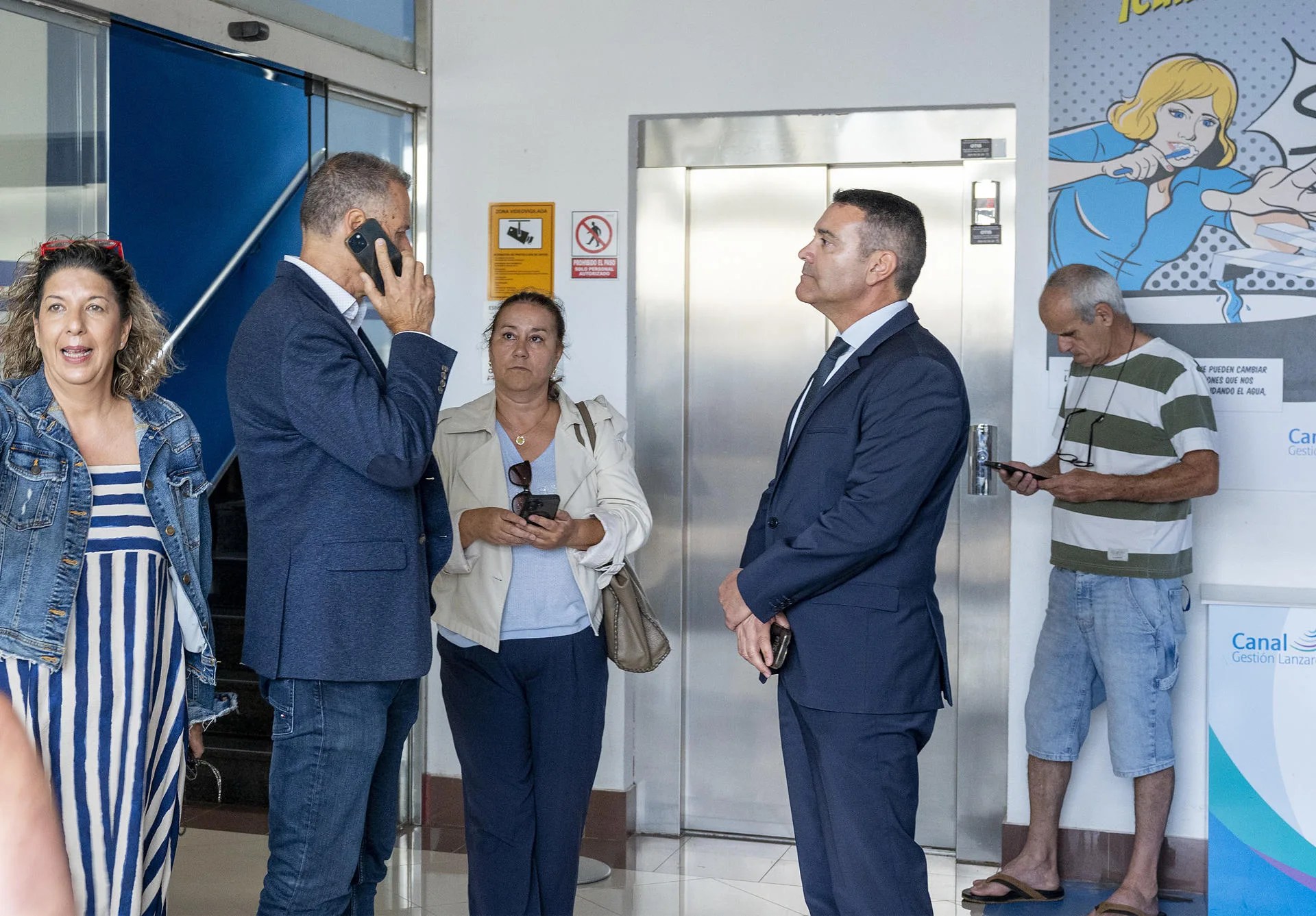 Una representación del Consorcio del Agua de Lanzarote, encabezada por su presidente, Oswaldo Betancor (2d), ha tomado posesión este martes de las instalaciones de Canal Gestión Lanzarote en Punta de los Vientos para hacer efectivo así el traspaso del servicio del ciclo integral del agua. De esta forma, Canal Gestión Lanzarote deja de prestar servicio en la isla después de trece años gestionando el ciclo integral del agua, según ha informado la corporación insular en un comunicado. En la imagen, momento de la llegada a las instalaciones de Canal Gestión de Oswaldo Betancort (2d), y el consejero de Aguas, Domingo Cejas (2i), junto a los técnicos. EFE/ Adriel Perdomo