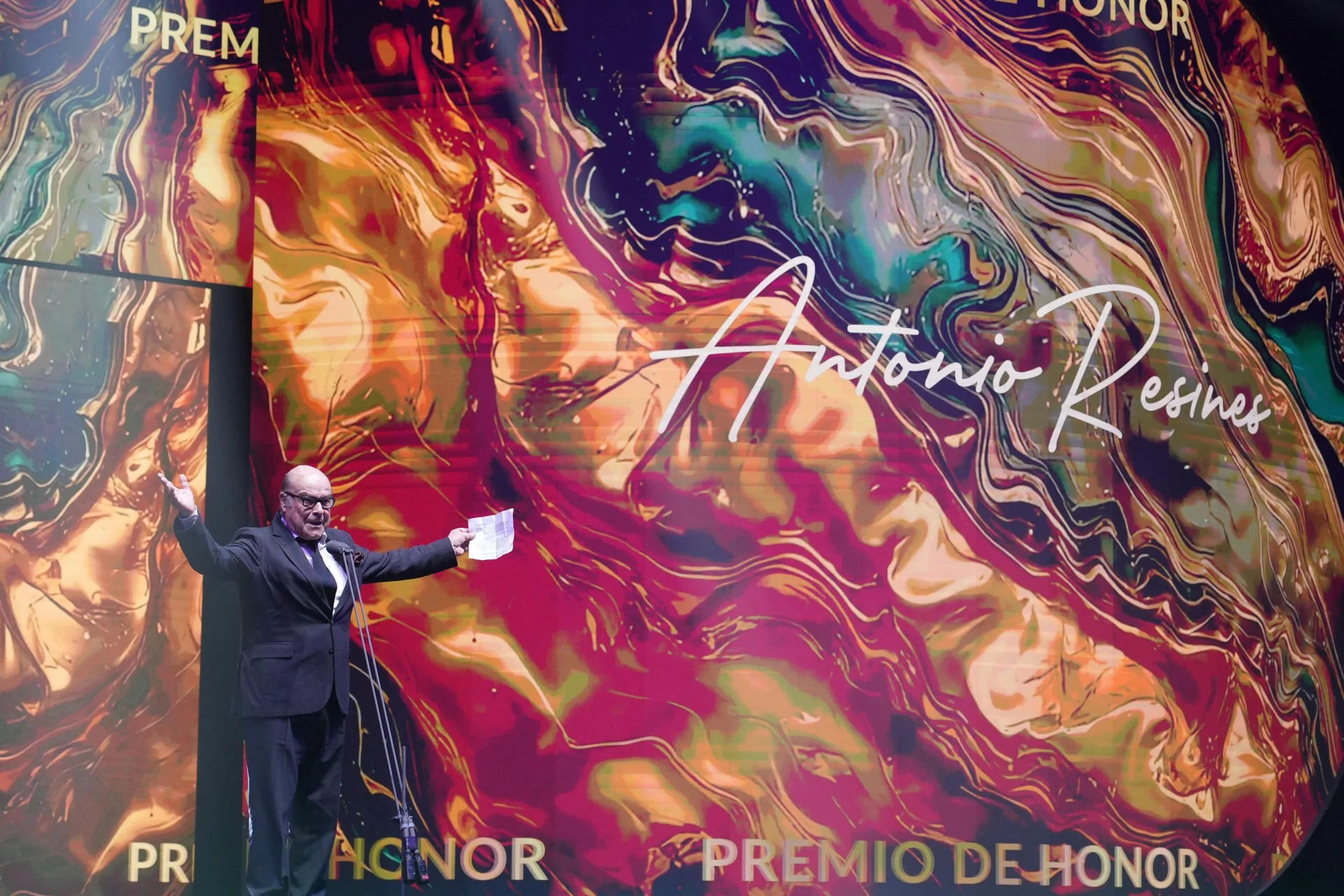 El actor Antonio Resines tras recibir el Premio de Honor durante la gala de entrega de los Premios Anillos de Oro que se ha celebrado este sábado en el recinto ferial de Santa Cruz de Tenerife. EFE/Ramón de la Rocha.