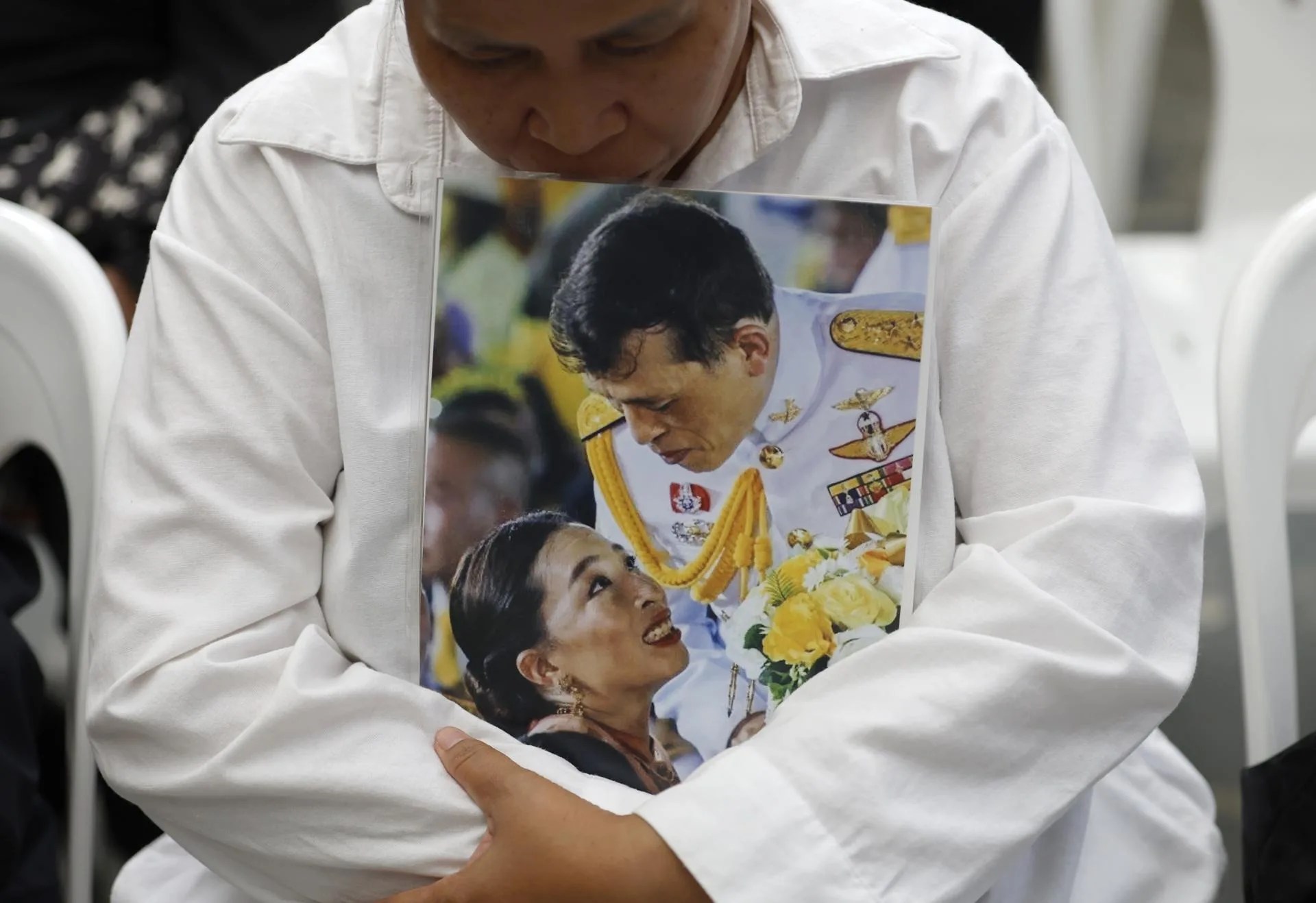 A Thai woman mourns while holding a photograph of Thai King Maha Vajiralongkorn (R) and his daughter Princess Bajrakitiyabha (L) following the announcement of her death at King Chulalongkorn Memorial Hospital in Bangkok, Thailand, 12 June 2026. EFE/EPA/RUNGROJ YONGRIT
