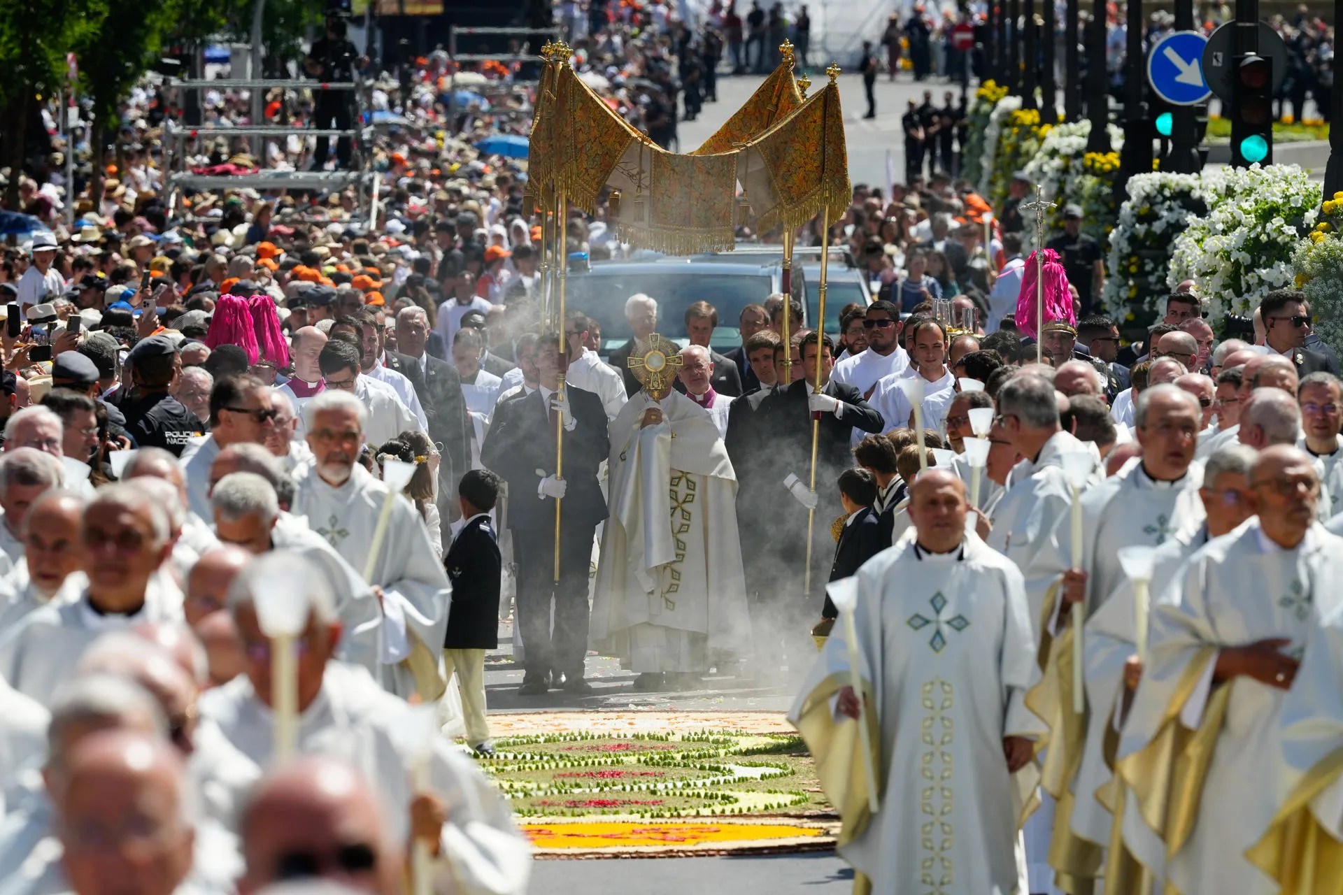 Pope Leo XIV takes part in the Corpus Christi procession after leading a mass in Cibeles square in Madrid, Spain, 07 June 2026. Leo XIV is visiting Spain from 06 to 12 June, with stops in Madrid, Barcelona and Canary Islands. EFE/ Borja Sanchez-Trillo
