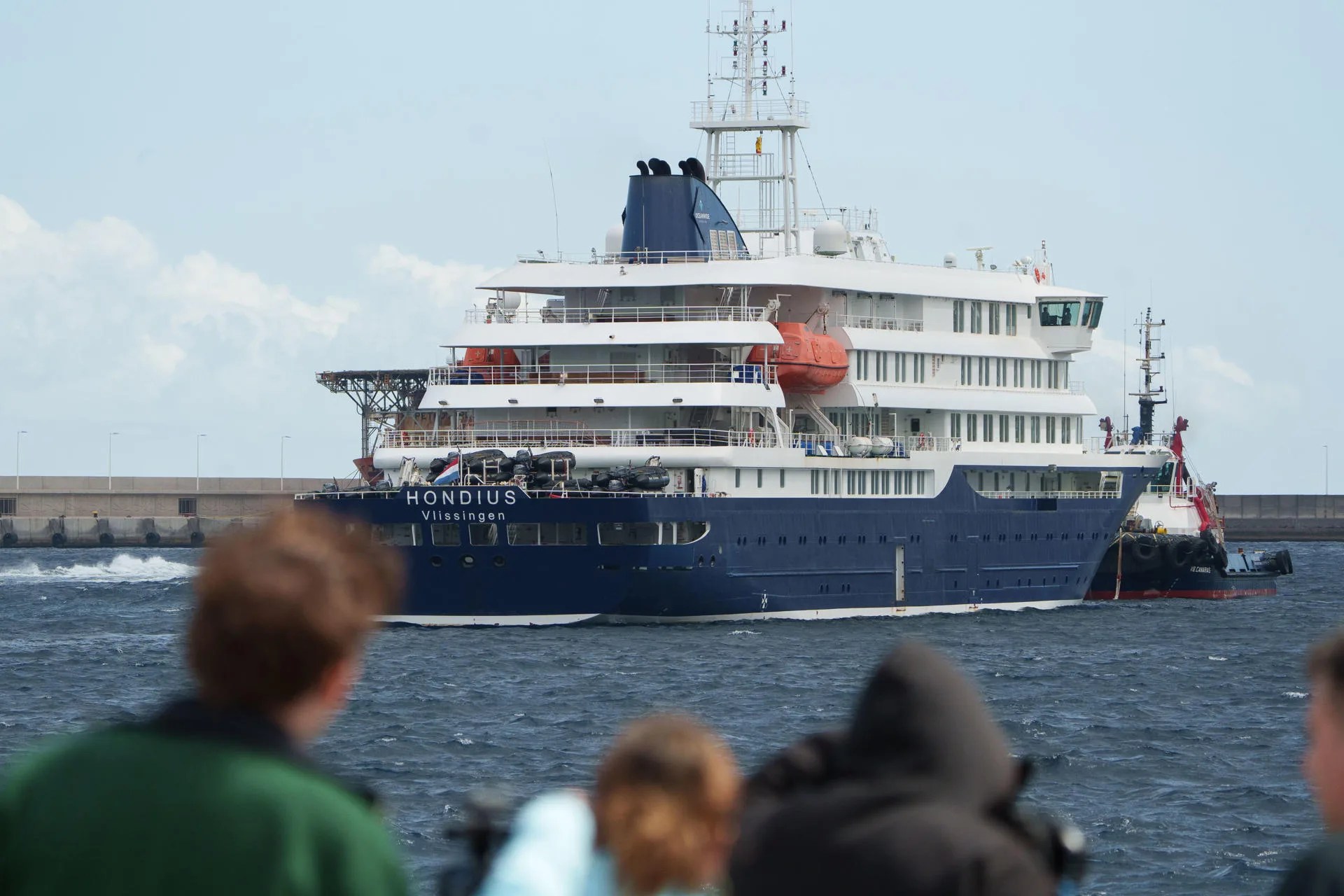 Imagen de archivo del crucero MV Hondius, en el puerto de Granadilla, Tenerife. EFE/Ramón de la Rocha