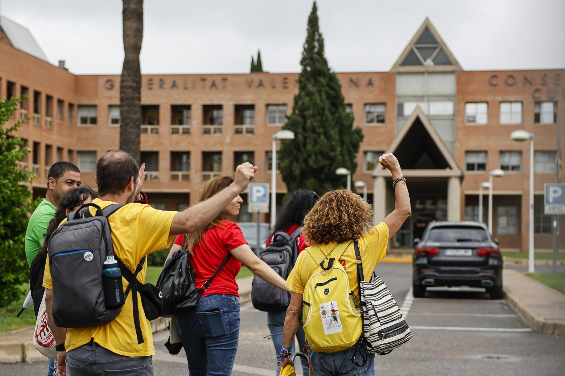 La huelga del profesorado de la enseñanza pública no universitaria llega a su vigésima jornada lectiva en la Comunitat Valenciana con una nueva reunión negociadora entre la Conselleria y los sindicatos mientras sigue la acampada y se ha convocado una "huelga de familias" para que no lleven a sus hijos a los centros educativos y que el profesorado acuda a su lugar de trabajo para paliar los efectos económicos de la huelga, con manifestaciones vespertinas en las tres capitales de provincia. En la imagen los representantes sindicales se dirigen hacia la consellería. EFE/Ana Escobar

