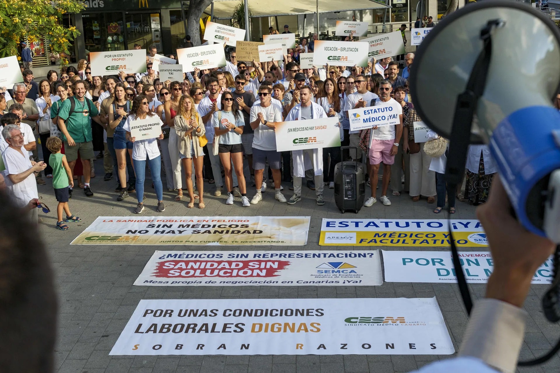 Decenas de médicos se han manifestado este lunes en Las Palmas de Gran Canaria contra el Servicio Canario de Salud (SCS) y la propuesta que les ha realizado tras meses de huelga. EFE/ Ángel Medina G.