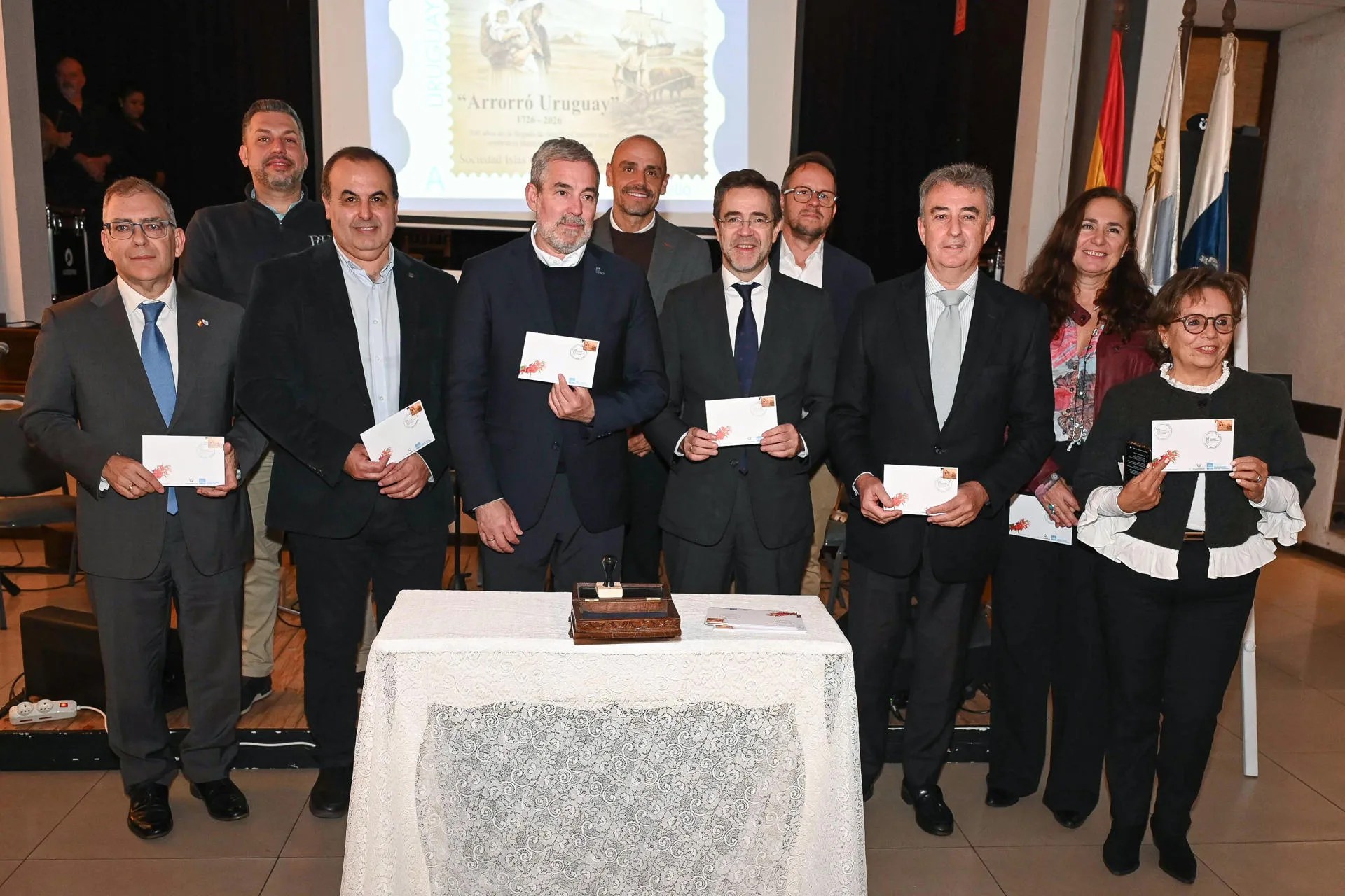 El presidente del Gobierno de Canarias, Fernando Clavijo (3-1), posa durante su visita a la Sociedad de Islas Canarias este viernes, en Montevideo (Uruguay). EFE/ Federico Gutiérrez