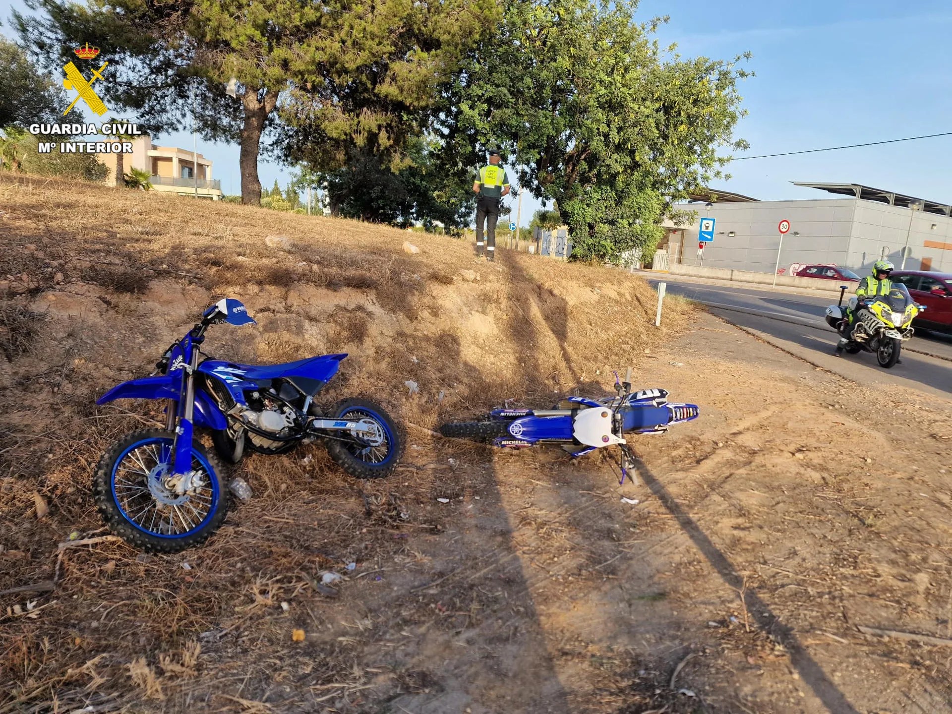 Imagen cedida por la Guardia Civil de algunas motocicletas que han sido interceptadas este sábado después de detener a seis motoristas, dos de ellos menores de edad, por conducción temeraria en grupo en Torrent.