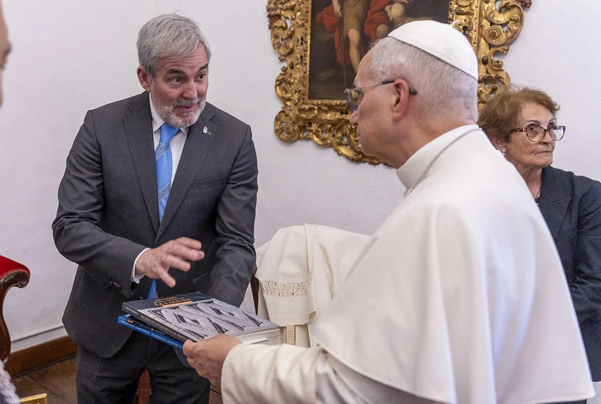 El presidente de Canarias, Fernando Clavijo, entrega al papa una edición de la 'Guía matemática de La Laguna', ciudad de la que fue alcalde. EFE/Gobierno de Canarias