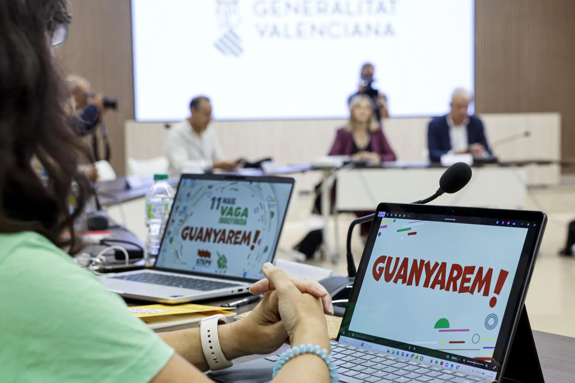 La reunión de la mesa sectorial entre la Conselleria de Educación y los sindicatos de docentes ha comenzado este viernes con 45 minutos de retraso, a las 14:45 horas, tras cuatro días sin reuniones presenciales y cuando se cumple la vigésima jornada lectiva de huelga indefinida del profesorado de la enseñanza pública no universitaria. EFE/Ana Escobar

